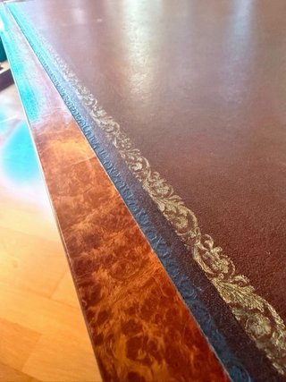 Escritorio clásico, sillón y librería