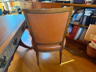 Escritorio clásico, sillón y librería