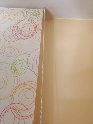 Estor de ventana con diseño de espirales