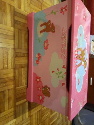 Baúl infantil decorado con ciervos y flores