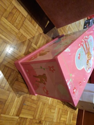 Baúl infantil decorado con ciervos y flores