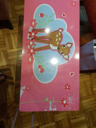 Baúl infantil decorado con ciervos y flores