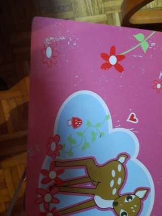 Baúl infantil decorado con ciervos y flores