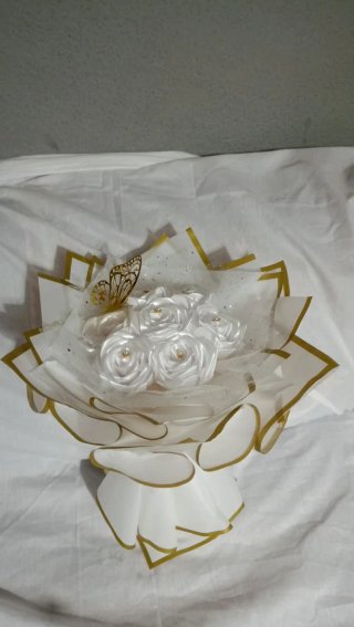 Ramo de flores blancas y doradas