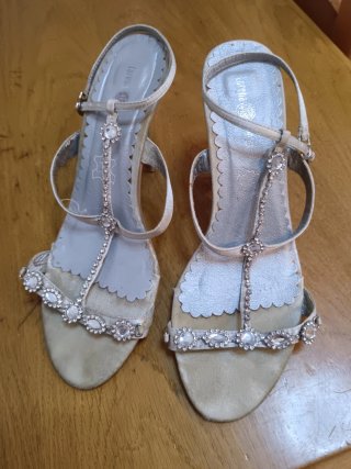 Sandalias de fiesta Lorena Fuentes plateadas