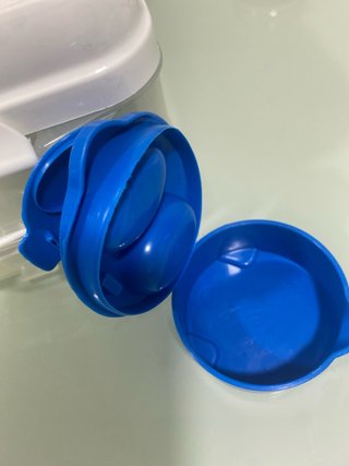 Fiambrera con cubiertos azules