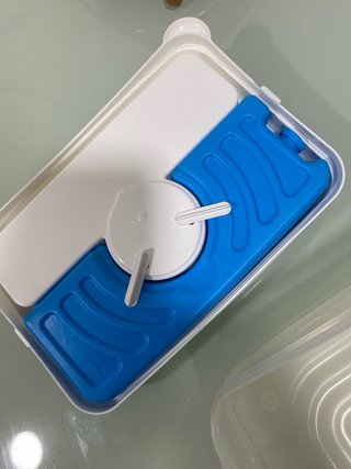 Fiambrera con cubiertos azules