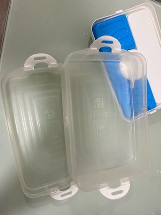 Fiambrera con cubiertos azules