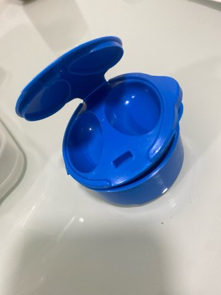 Fiambrera con cubiertos azules