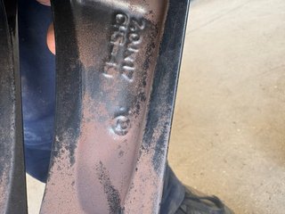 Llantas de aleación negras con detalles plateados