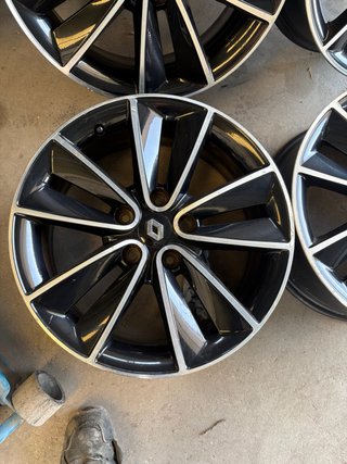 Llantas de aleación negras con detalles plateados