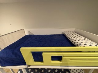 Litera con colchones y almohadas