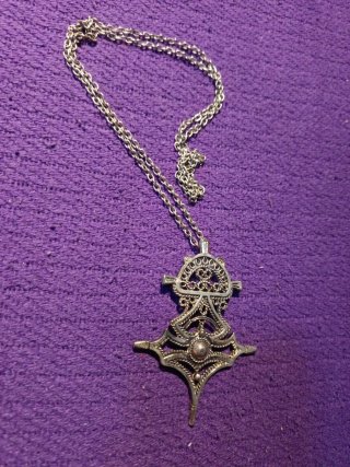 Colgante plateado con cadena
