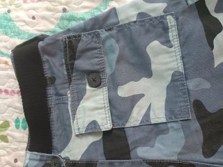 Pantalones cortos camuflaje azul con cinturón