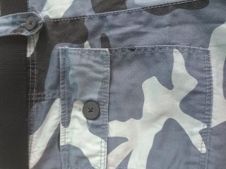 Pantalones cortos camuflaje azul con cinturón