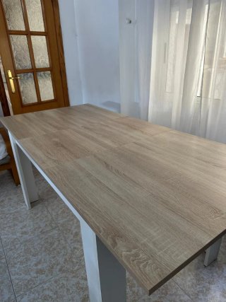 Mesa de salón grande, extensible y moderna.