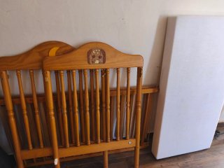 Cuna de madera para bebé