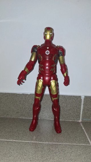 Muñeco Iron Man con Luz y Sonido 30cm  Marvel