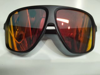Gafas de sol negras y rojas