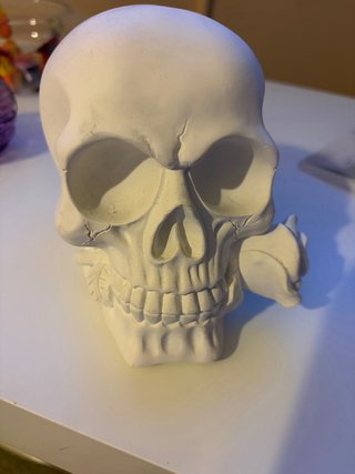 Calavera decorativa con rosa