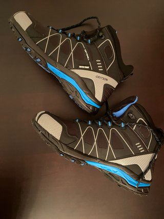 Zapatos de montaña sin usar