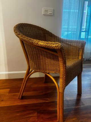 Silla de mimbre estilo ratán.
