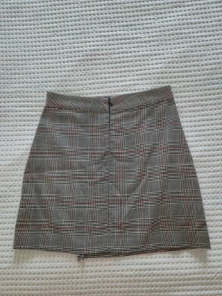 Falda de cuadros gris y roja