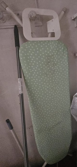 Tabla de planchar verde con puntos blancos
