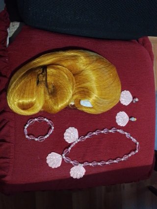 Peluca rubia con accesorios de concha rosa