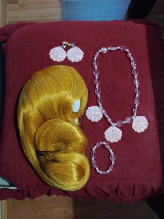 Peluca rubia con accesorios de concha rosa