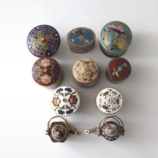 Lotto di 8 scatole Cloisonné e due teiere - 1957