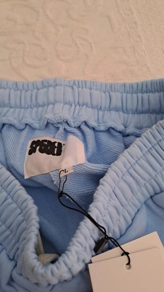 Pantalones cortos azules con logo