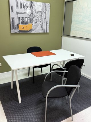 Mesa de oficina blanca y negra
