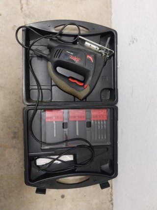Sierra eléctrica SKIL con maletín