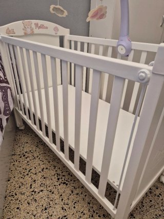 Cuna de bebé blanca con colchón