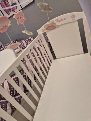 Cuna de bebé blanca con colchón