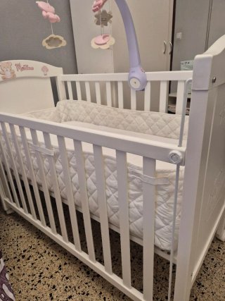 Cuna de bebé blanca con colchón