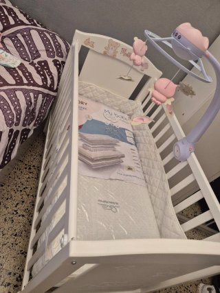 Cuna de bebé blanca con colchón