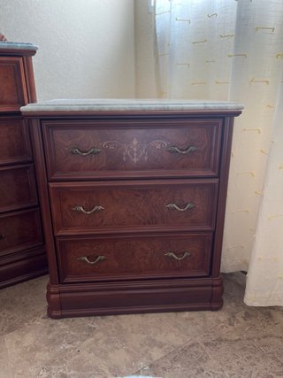 Cómoda, mesillas y cabecero de madera