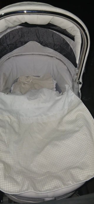 Carrito de bebé blanco