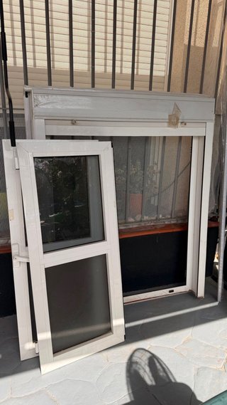 Puerta Aluminio Blanco con Persiana