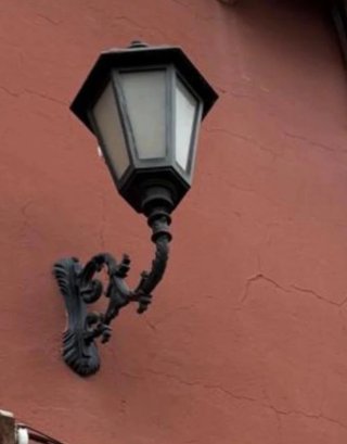 Farol de metal negro
