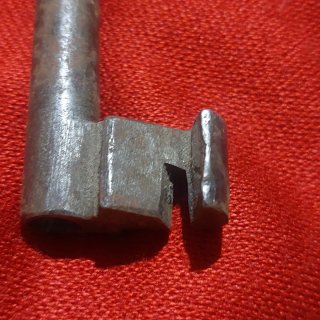 Llave antigua gruesa hierro forjado sXIX 12cm