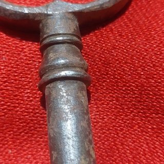 Llave antigua gruesa hierro forjado sXIX 12cm