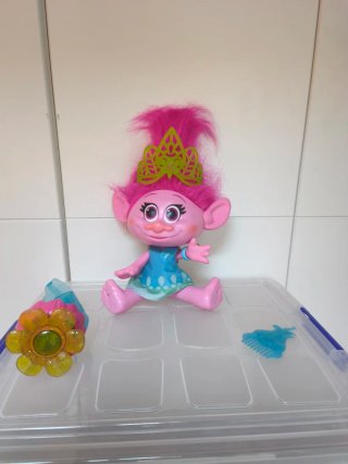 Muñeca Trolls Rosa con Corona y Accesorios