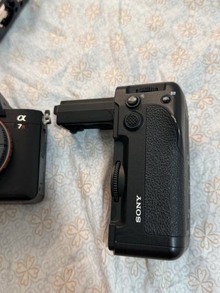 Sony A7R IV + Empuñadura Vertical Original Sony VG