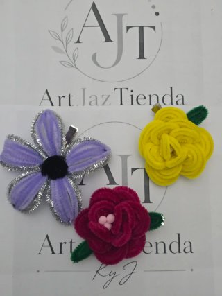 Pinzas decoradas flores echas de  limpia pipas