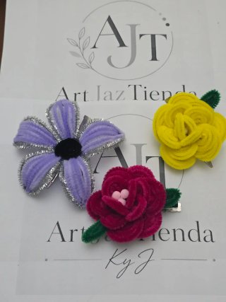 Pinzas decoradas flores echas de  limpia pipas