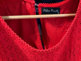 Vestido rojo con bordado