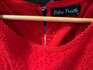 Vestido rojo con bordado
